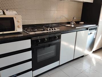 Cucina completa di elettrodomestici funzionanti