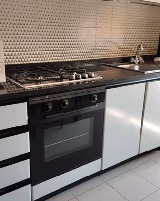Cucina completa di elettrodomestici funzionanti
