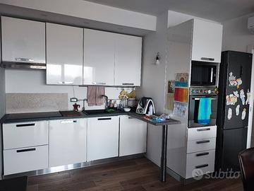 Cucina stosa completa di elettrodomestici 