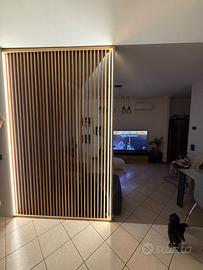 Parete divisoria legno con LED artigianale