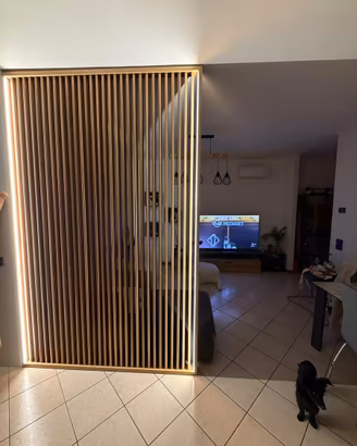Parete divisoria legno con LED artigianale