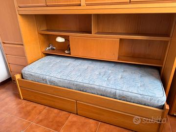 Letto singolo in legno con ruote e cassettoni