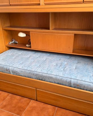 Letto singolo in legno con ruote e cassettoni