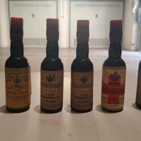 bottigliette liquori e vino in miniatura