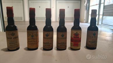 bottigliette liquori e vino in miniatura