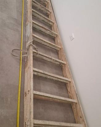 Scala a forbice in legno per imbianchino