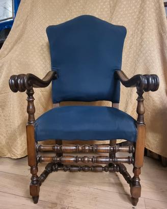 Poltrona in noce stile Papale

