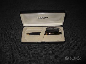 Penna Aurora a sfera nera con inserti dorati
