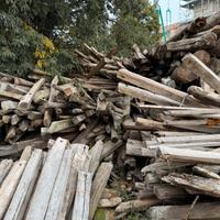 Travi di legno antico di antica cascina lombarda.