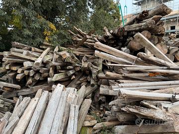 Travi di legno antico di antica cascina lombarda.