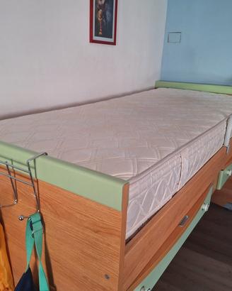 letto singolo sospeso con scrivanie incorporate 