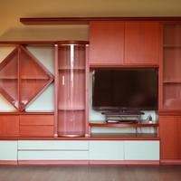 Mobile soggiorno color noce con vetrine e luci