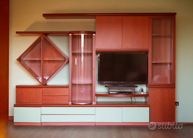 Mobile soggiorno color noce con vetrine e luci