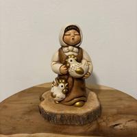 Donna con galline presepe Giubileo Thun
