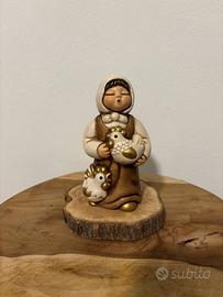 Donna con galline presepe Giubileo Thun