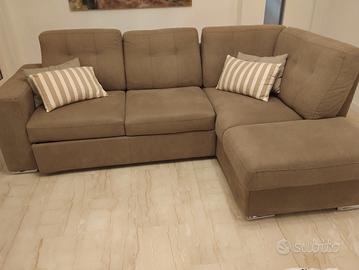 divano nuovissimo sul sofà 