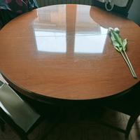 credenza e tavolo con sedie.