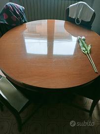 credenza e tavolo con sedie.