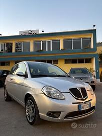 Lancia Ypsilon 1.3 MJT 75 CV Versus