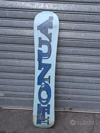 Tavola Snowboard con Grafica Surfista honua 148