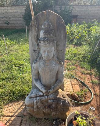 Statua di shiva in pietra lavica scolpita a mano