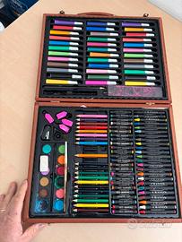 Valigetta con colori per scuola