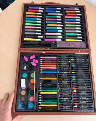 Valigetta con colori per scuola
