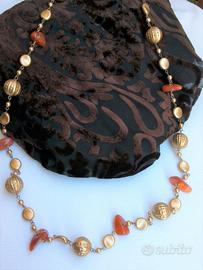 COLLANA CON CORNIOLA E PERLE ORO BRONZATO.