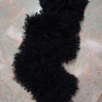 Sciarpa nera lavorata ai ferri 