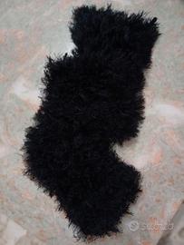 Sciarpa nera lavorata ai ferri 