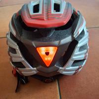 Casco da bici con luce anteriore 