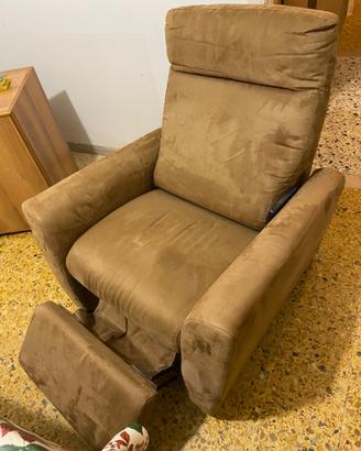 Poltrona relax per anziani con alzata assistita