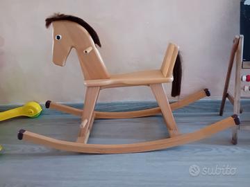 Cavallino a dondolo.in legno