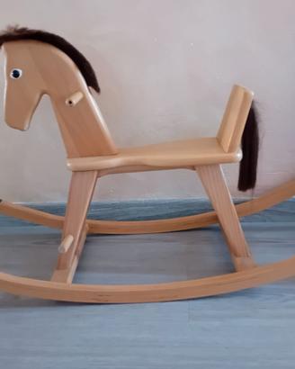 Cavallino a dondolo.in legno