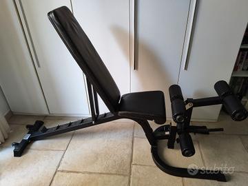 Attrezzatura e pesi palestra 