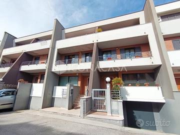 Villa a Schiera Con Spazio Esterno e Box