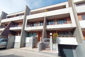 Villa a Schiera Con Spazio Esterno e Box