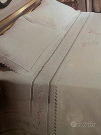Mai usato copriletto e lenzuolo matrimoniale