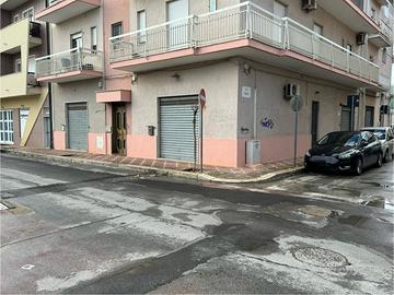 Locali commerciali adiacenti esposizione angolare