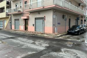 Locali commerciali adiacenti esposizione angolare