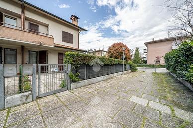 VILLA A SCHIERA A REGGIO NELL'EMILIA