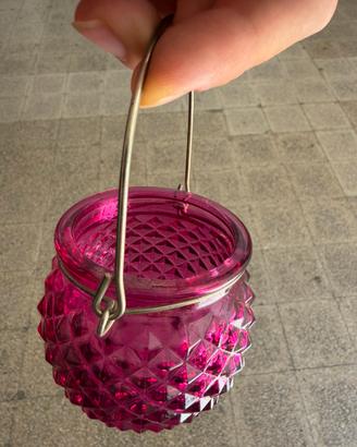 Portacandela in vetro fucsia con manico – lanterna