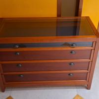 Comò in legno con vetrina