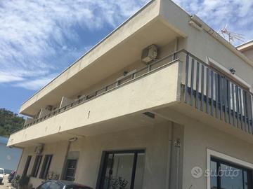 Palazzotto con piazzale