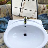 Lavandino e specchio Bagno