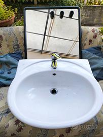 Lavandino e specchio Bagno