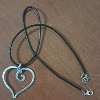 ciondolo artigianale in alluminio 