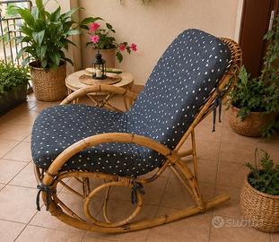 Sedia a dondolo in rattan con cuscino 