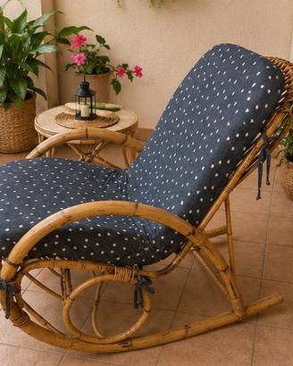 Sedia a dondolo in rattan con cuscino 