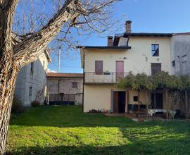 Casa accostata tricamere con giardino